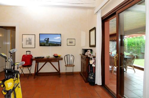 索亞諾德拉戈的住宿－Villetta Golf Holidays，一间带桌子的客厅和一间餐厅