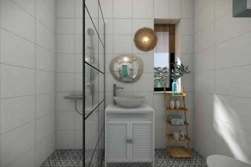 W łazience znajduje się umywalka i lustro. w obiekcie Lulu Holiday Resort w mieście Mielno