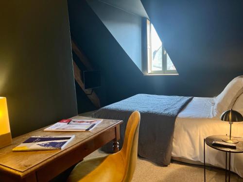Ένα ή περισσότερα κρεβάτια σε δωμάτιο στο Hôtel Le France