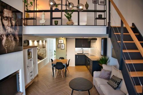 Appartement-Terrasse Centre Historique في ازيس: مطبخ وغرفة معيشة مع درج
