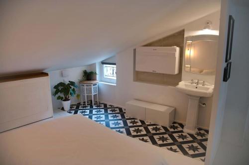 Tempat tidur dalam kamar di Appartement-Terrasse Centre Historique
