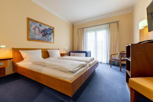 a bedroom with a large bed in a room at Dresdner Tor Süd in Wilsdruff