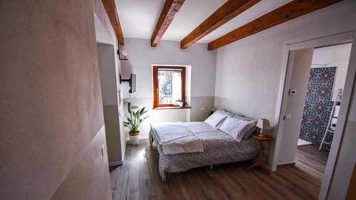 En eller flere senge i et værelse på Il Giardino di Berbech Città Alta -Stanza Castagno