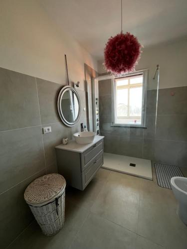 uma casa de banho com um lavatório e um espelho em Claretta’s Home em Iglesias