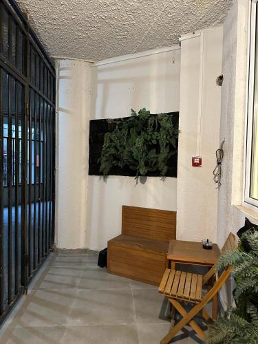 Una habitación con un banco y un cuadro en la pared. en Apartment in Tbilisi next to Courtyard Marriott hotel, en Tiflis
