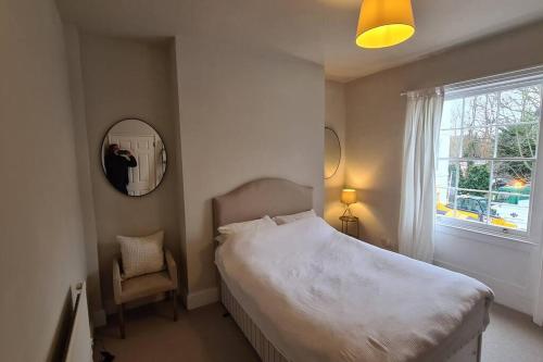 Postel nebo postele na pokoji v ubytování Cheltenham Townhouse - 3/4 bed