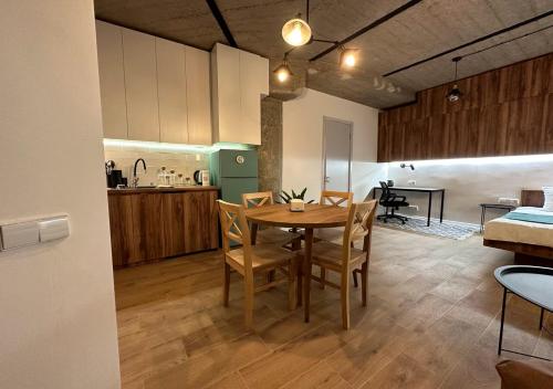 Una cocina o zona de cocina en Apartment in Tbilisi next to Courtyard Marriott hotel