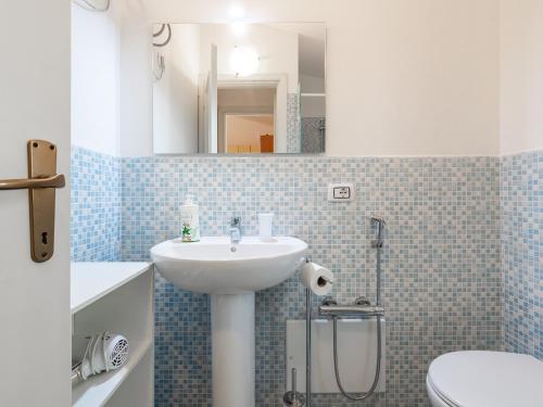 サンタ・マルゲリータ・ディ・プーラにあるZeus Apartmentのバスルーム(洗面台、トイレ付)