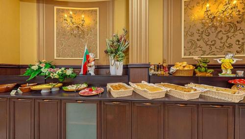 ein Buffet mit Körben mit Speisen auf dem Tisch in der Unterkunft Elena Hotel and Wellness - All Inclusive in Goldstrand