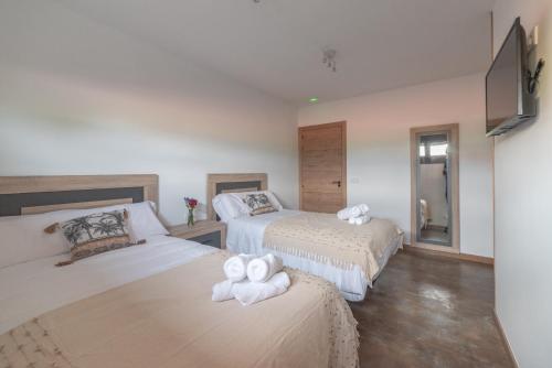 Un pat sau paturi într-o cameră la Hotel Rural O Salazón