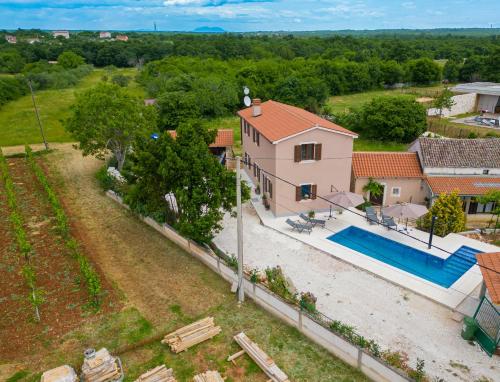 una vista aérea de una casa con piscina en Holiday house Balarini en Vodnjan