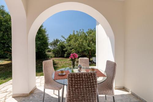 Κήπος έξω από το Lenna's Villas Zante