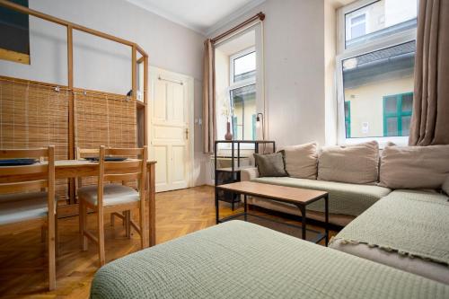 - un salon avec un canapé et une table dans l'établissement Apartment with FREE Parking, à Budapest
