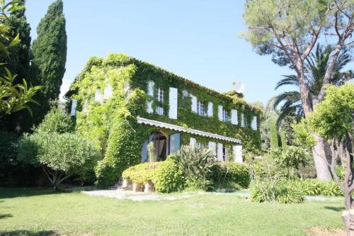 Photo de la galerie de l'établissement Mas Provençal de caractère avec vue mer, à Antibes