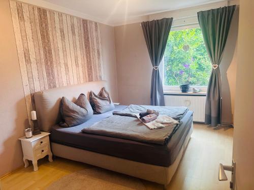 een klein kind op een bed in een slaapkamer bij 4 Zimmer 11 Personen Wohnung Garten Terrasse Grill 2 Badezimmer in Wuppertal