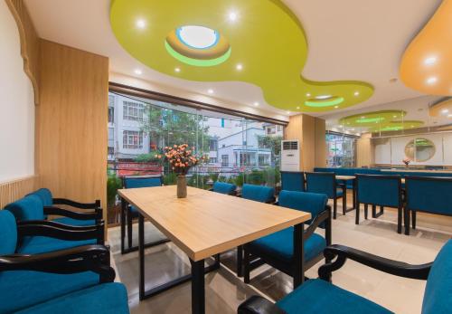 una sala da pranzo con tavolo e sedie blu di StarLight Nha Trang a Nha Trang