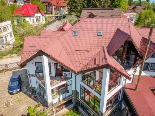 uma vista aérea de uma casa com um telhado vermelho em Vila Smaranda em Predeal