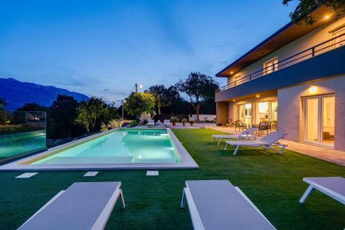 Πισίνα στο ή κοντά στο Villa Rose in Zagvozd, Makarska hinterland