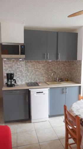 une cuisine avec un évier et un plan de travail dans l'établissement Agréable T3, Bormes Les Mimosas, à Bormes-les-Mimosas