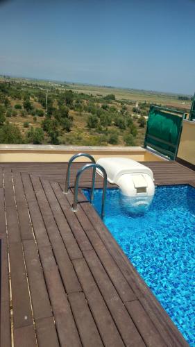 einen Swimmingpool auf dem Dach eines Hauses in der Unterkunft Apartaments Las Carolinas in Sant Carles de la Ràpita