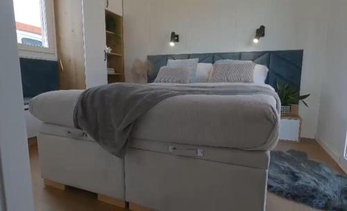 Säng eller sängar i ett rum på Tiny House EMH Peterswald