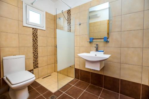 un bagno con WC e lavandino di Studios Evrika a Skala Marion