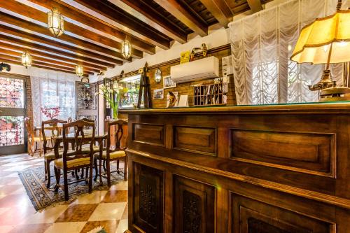 a bar in a room with a table and chairs at Hotel Ariel Silva in Venice