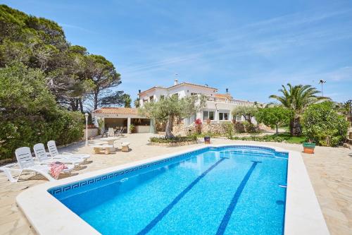 una piscina frente a una casa en Precioso aprtamento en Rocas Doradas frente al mar en L'Ametlla de Mar