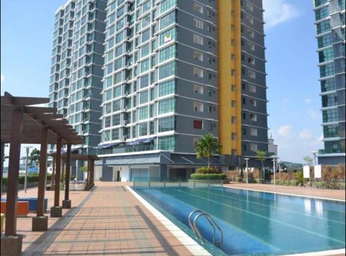 uma piscina em frente a um edifício alto em Vista Alam em Shah Alam