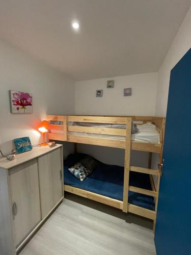 une chambre avec deux lits superposés et un bureau dans l'établissement Les Mouettes, à Les Sables-dʼOlonne