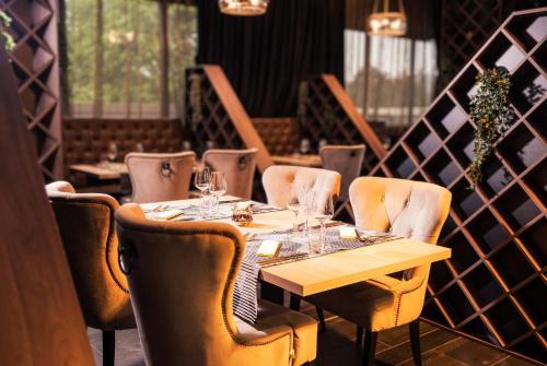 een eetkamer met een houten tafel en stoelen bij Admiral Hotel in Zagreb