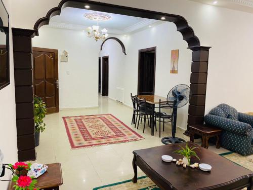 een woonkamer met een bank en een tafel bij شقه مفروشة الجبيهه in Amman