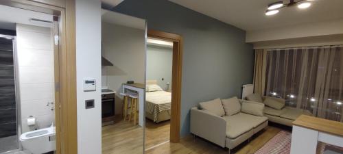 Una sala de estar con un sofá y un dormitorio. en tips for istanbul, en Estambul