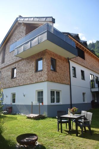 ein Gebäude mit einem Tisch davor in der Unterkunft Mountain alpine in Kappl