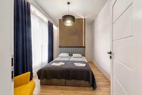 una camera da letto con un letto e due asciugamani di ALFA 09 a Włocławek