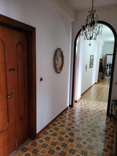 un pasillo vacío con una lámpara de araña y un pasillo con un pasillo con un pasillo en Avellino appartamento centralissimo en Avellino