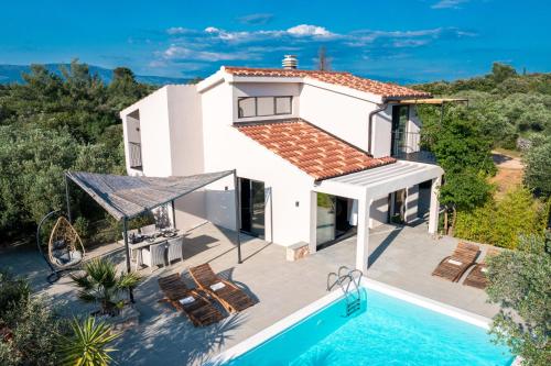 una vista aérea de una casa con piscina en Mai's Villa en Stari Grad