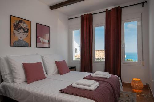 um quarto com 2 camas e 2 janelas em Villa la Colina with heated pool and jacuzzi em Salobreña