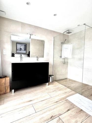 une salle de bain avec deux lavabos et une douche en verre dans l'établissement Villa - Maison 10 pers - Cap d'agde - Cap Dream's - 4 Etoiles, au Cap d'Agde