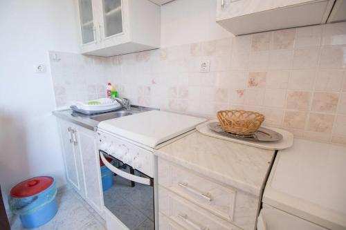Kuchyň nebo kuchyňský kout v ubytování Apartmani Nedjeljko