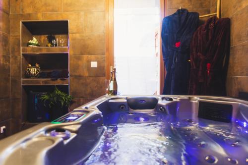 Photo de la galerie de l'établissement Le Charme Martégal Suite/Spa, à Martigues