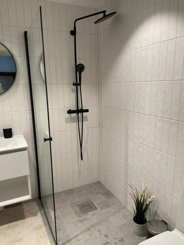 W łazience znajduje się prysznic ze szklanymi drzwiami. w obiekcie Fjällglim 22 Sälfjällstorget w mieście Sälen