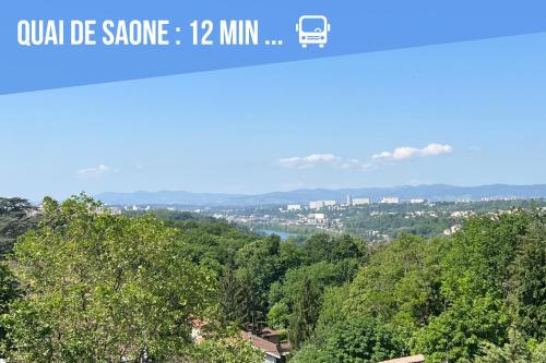 uma vista do topo de uma colina com árvores em Le Calme - Design - Vue panoramique sur la Saône em Caluire-et-Cuire