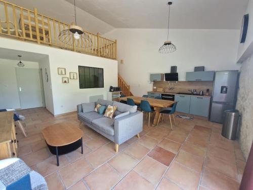 un salon avec un canapé et une table dans l'établissement Ferme Ariégeoise, gîte du lac, à Unzent