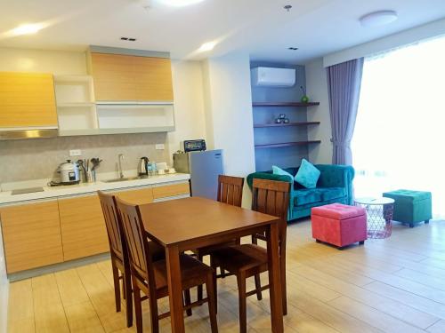 eine Küche und ein Esszimmer mit einem Tisch und Stühlen in der Unterkunft INNCITY HOTEL in Calbayog
