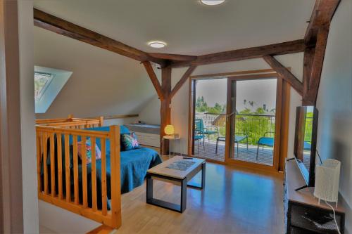 un salon avec un canapé et une table dans l'établissement L'Écrin Vue Lac 3 étoiles - Parking gratuit, Calme & confort, à Sévrier