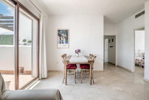 2 bedroom apt close to the sea