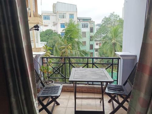 een balkon met een tafel en stoelen en uitzicht bij Sunny B Hotel in Hue