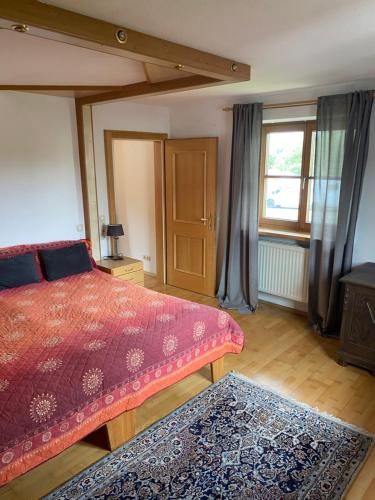 une chambre avec un grand lit et une fenêtre dans l'établissement Nabo Ferienwohnung Lechbruck, à Lechbruck am See
