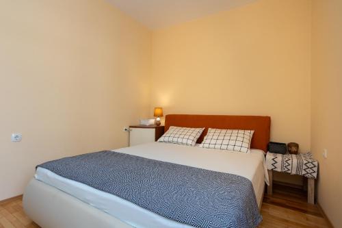 una camera da letto con un letto grande e un tavolo di Apartments Melody a Spalato (Split)